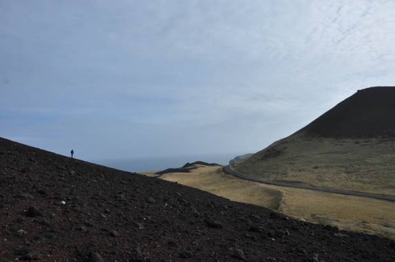 Subindo o vulcão Eldfell, na ilha de Heimaey, no sul da Islândia